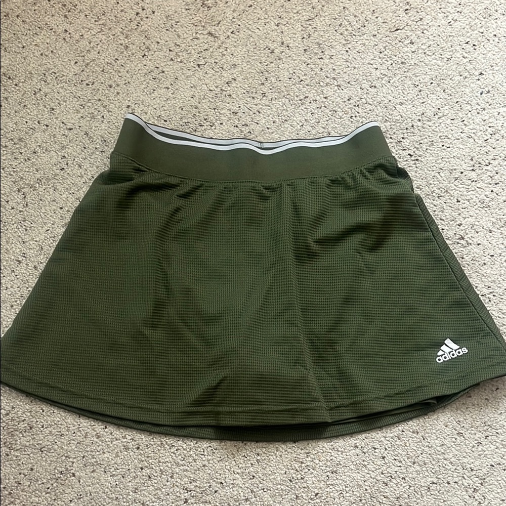 Adidas Girls Green Tennis Skirt with Elastic Waistband and spandex underneath